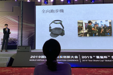 龍華科大《四合院VR》團隊在比賽現場，向評審簡報說明遊戲開發內容與特色。