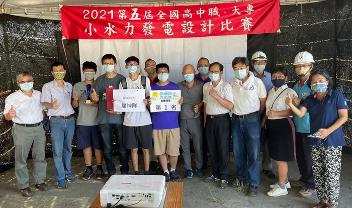 龍華科大龍神隊師生與評審合影。