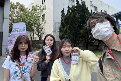 龍華科大文創系學生於技能競賽現場合影，展現技職實力與設計能量。