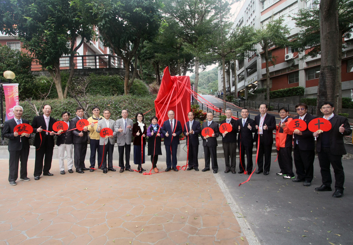 龍華科大校友捐獻「破繭而出 精彩50」公共藝術雕塑，祝賀母校生日快樂。圖片