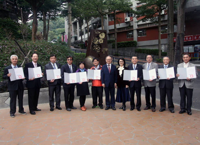 葛校長、林副校長辦贈感謝狀，並與校友合影。圖片