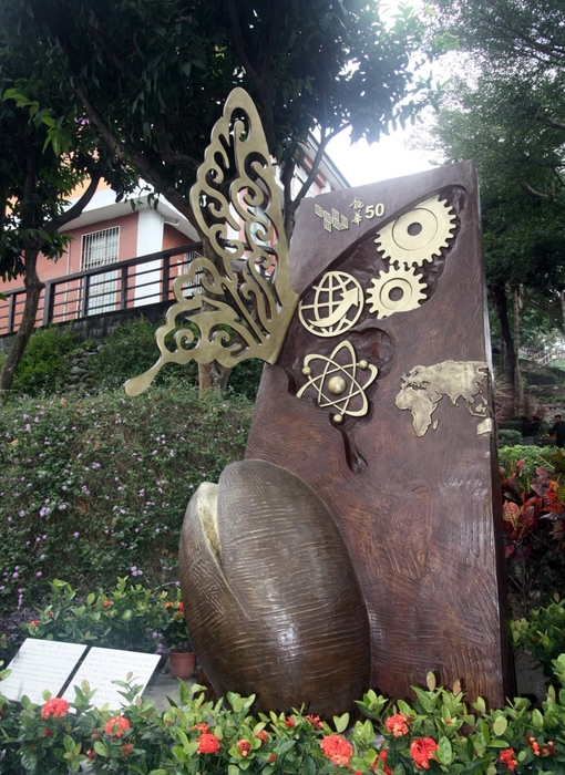 「破繭而出 精彩50」公共藝術雕塑。圖片