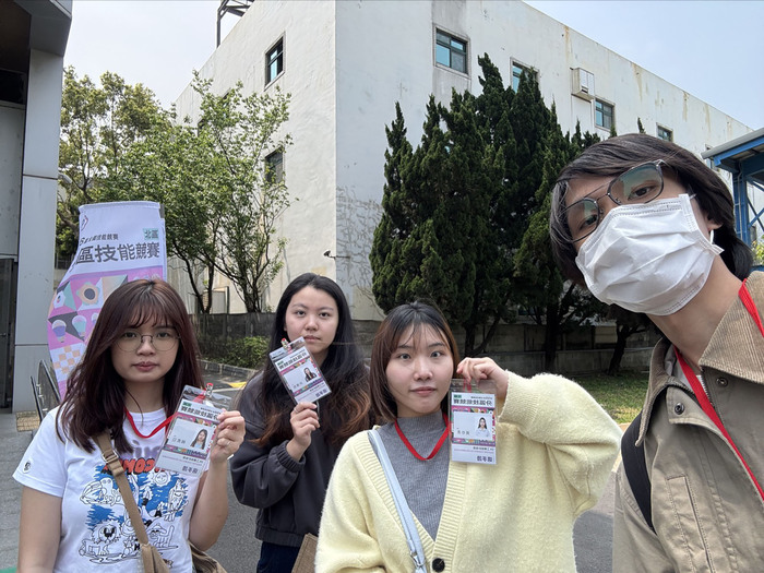 龍華科大文創系學生於技能競賽現場合影，展現技職實力與設計能量。