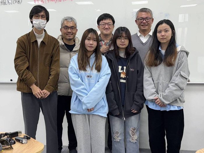 參賽學生與指導老師合影留念，展現師生攜手備戰競賽的成果與榮耀。