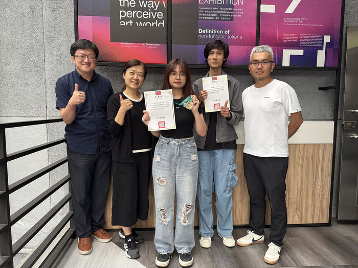 獲獎學生賴柔羽、黃冠閎與系主任及指導老師開心合影，展現團隊共同努力的成果。左一為指導老師林念鞍，左二為龍華文創系倪建芝主任，右一為指導老師林建志。