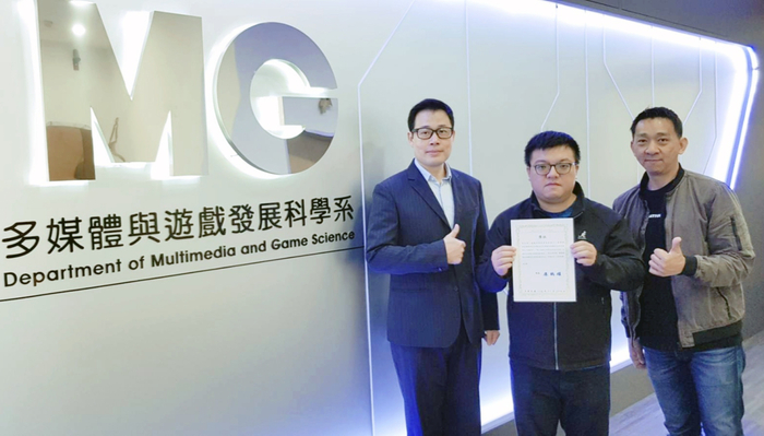 龍華科大遊戲系碩士研究生林宏霖(右2)，榮獲2020數位媒體設計研討會優良論文肯定。
