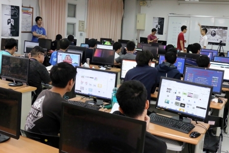 2018 LHU x Student Game Jam活動，參與者彼此交流遊戲開發經驗。