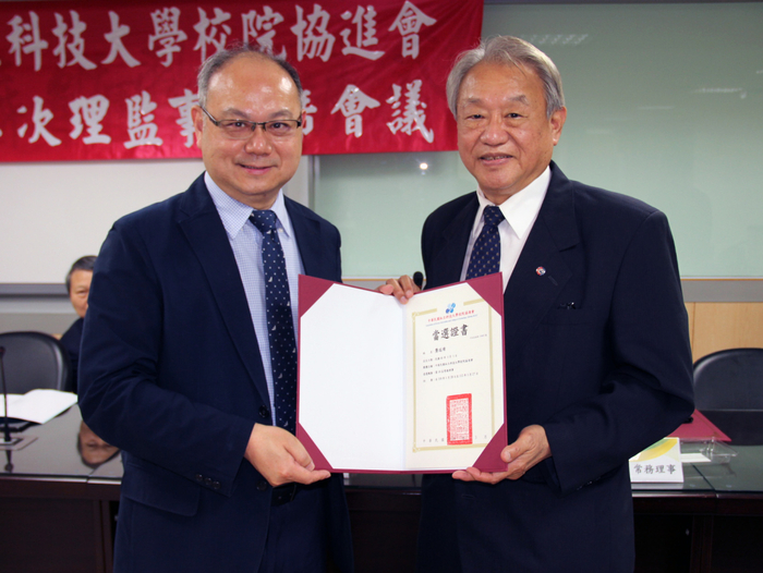 協進會致贈第10屆理監事當選證書。
