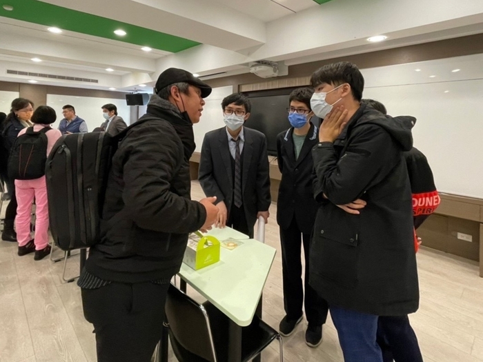 龍華科大資網系「走南闖北」團隊成員，賽後把握機會跟評審請益。