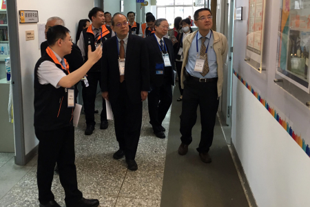ACCSB認證專案小組實地訪視現場教學設施。