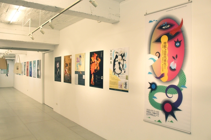 龍華科大遊戲系師生設計出32件原創角色海報作品，顛覆山海怪獸神話異象。