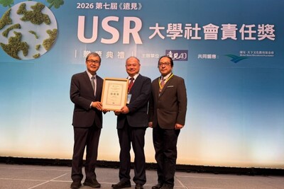 教育部長鄭英耀頒發「永續課程組」績優獎,由龍華科技大學校長葛自祥代表上台領獎,展現學校推動大學社會責任之卓越成果。