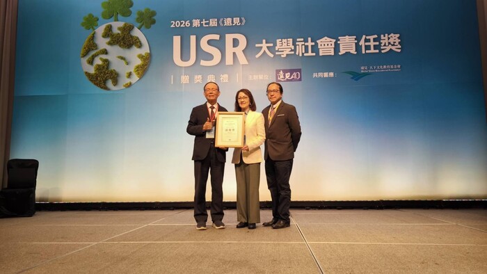 前教育部政務次長林聰明頒發「人才共學組」績優獎，由龍華科技大學主任秘書林如貞代表上台領獎，彰顯本校推動跨域學習與人才培育的具體成效。