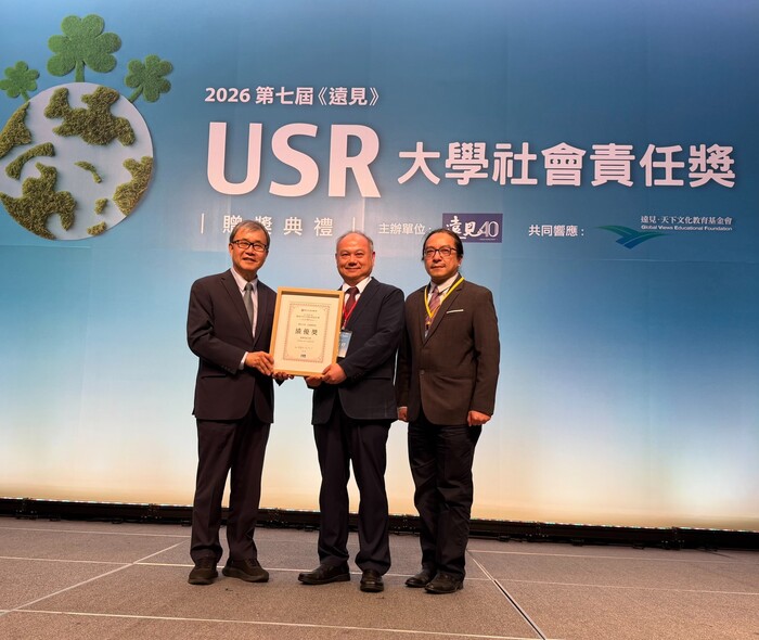 教育部長鄭英耀頒發「永續課程組」績優獎，由龍華科技大學校長葛自祥代表上台領獎，展現學校推動大學社會責任之卓越成果。