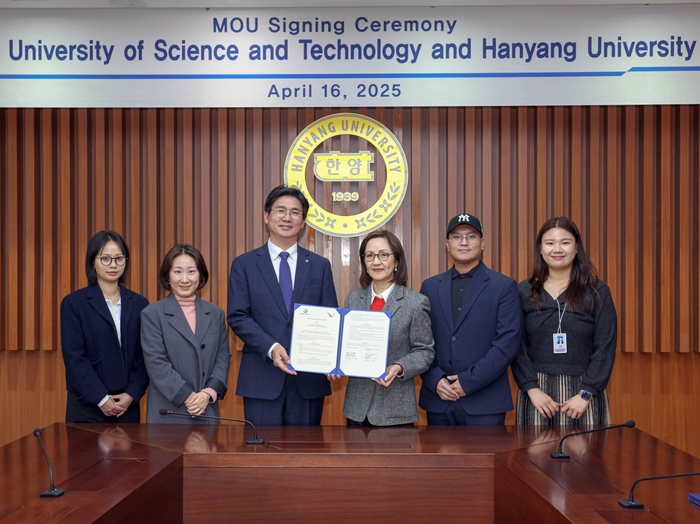 LHU’s Vice President, Lin Ru-Jen (third from the right), jointly signed an MOU with Hanyang University in Korea to cultivate talent.