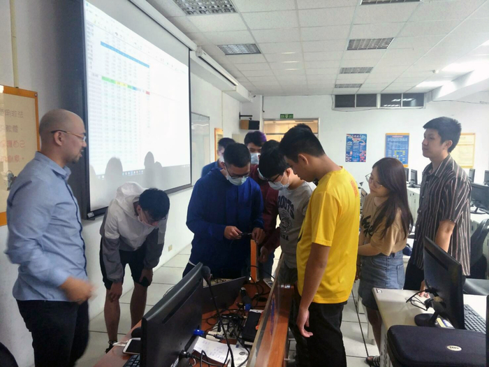 龍華科大開辦智慧製造應用班，培訓學員投身產業新尖兵，成為業界搶手人才。