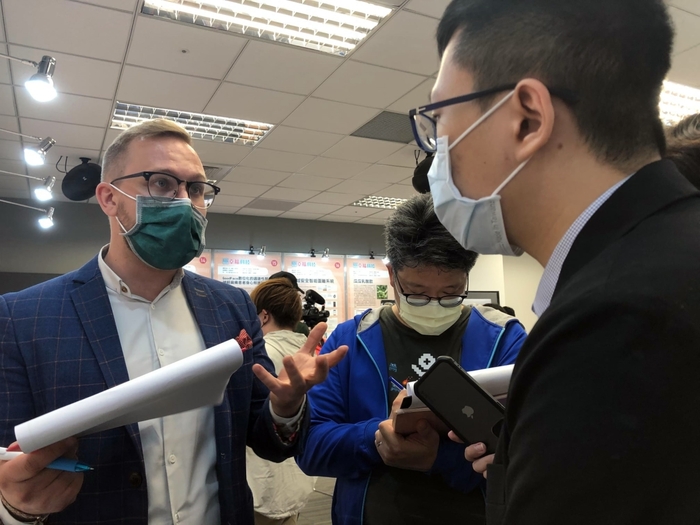 龍華科大參賽團隊成員余紹安同學(右)，向外國評審以英文說明作品特色。