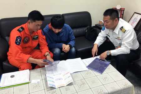 海軍反潛航空大隊副大隊長吳上校暨召募人員，向龍華同學說明國軍招募資訊。