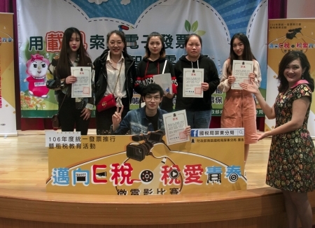 圖為龍華科大文創系大陸交流生，以「賭神：電子發票大戰傳統發票」作品，榮獲「邁向E稅 稅愛青春」微電影第一名。圖片