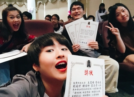 圖為龍華科大PBL影視製作與行銷專班學生，榮獲「邁向E稅 稅愛青春」微電影第二名後，開心自拍。圖片