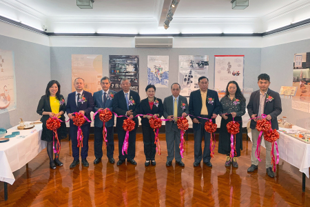 為促進台灣與澳門兩地文化交流，龍華科大文創系「不同凡響」展覽，開幕剪綵貴賓合影。圖片