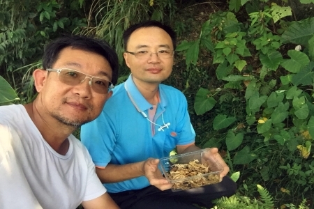 圖為第一批螢火蟲幼蟲施放於日照莊園野溪中。日照莊園郭佳和先生(左)和小精靈生態園邱明德園長在施放地點合影。