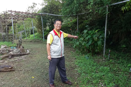 圖為龍華觀光系何台華教授(計畫主持人)在日照莊園實地勘查螢火蟲復育基地。