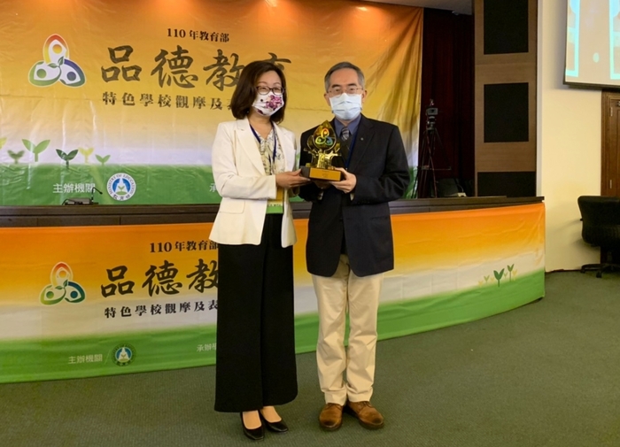 龍華科大「i CARE 心教養青年育成」形塑校園重視品格氛圍，榮獲110年教育部品德教育特色學校。