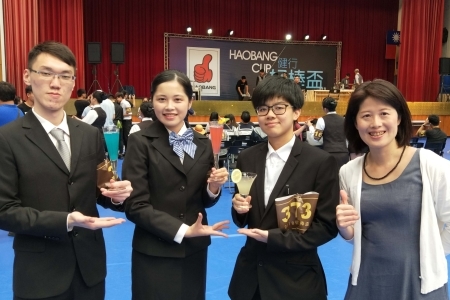 龍華科大觀休系謝美婷老師(右)，指導學生游茹珺(左2)，參加好棒盃餐旅技能全國公開賽，獲得傳統標準調酒大專職業組佳作。圖片