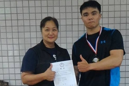 圖為龍華科大電子系葉士豪同學榮獲全國健美錦標賽男子健美85.1-90公斤級第二名，獲獎後與校內指導教練辛麗華老師合影。