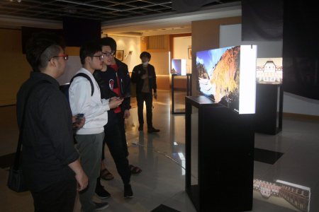周明韻老師《聚於行間》個人創作展，吸引師生欣賞品味。
