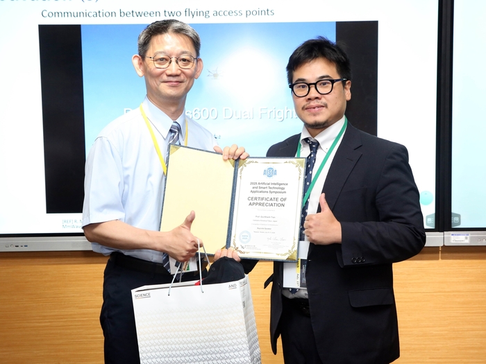 東京科學大學陳嘉慶教授（右）分享無人機在未來通訊與智慧應用中關鍵角色。