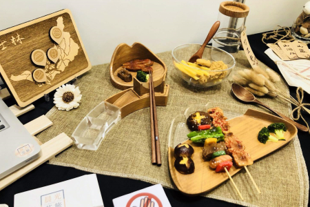 龍華科大文創系第四屆專題成果展，以「士梭新語」為主題，瞄準士林翻轉地方文化。
