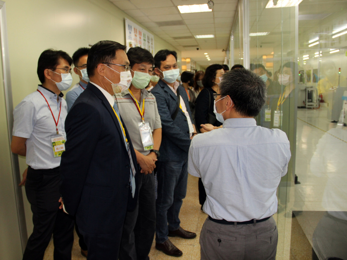 桃園市教育局長林明裕一行，參觀3D數位電路板設計暨智慧製造類產線工廠。