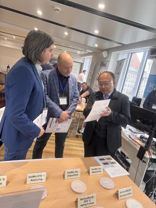 林宗新副教授於展會現場與學者交流，展現研究實力與國際能見度。