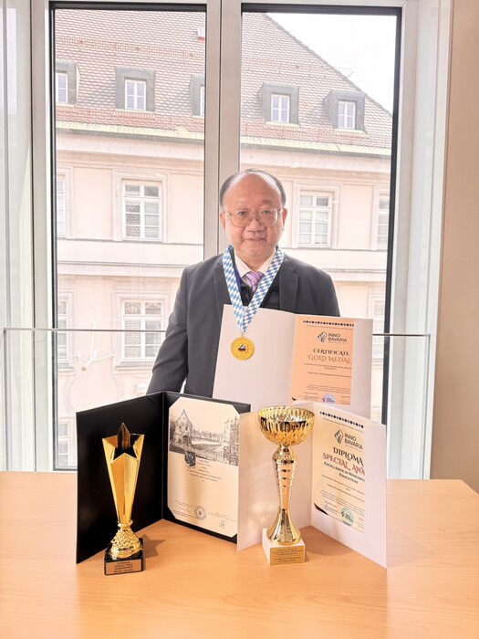 林宗新副教授與獲頒之金牌及特別獎合影留念，成果亮眼。