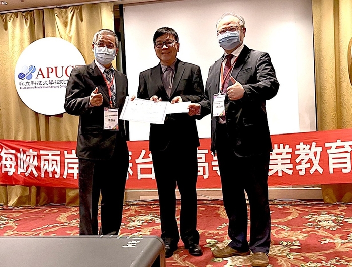 龍華科大文創系梁朝棟老師獲頒指導老師獎。