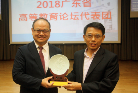 龍華科大葛自祥校長(左)，致贈紀念品給廣東省教育廳副廳長朱超華。