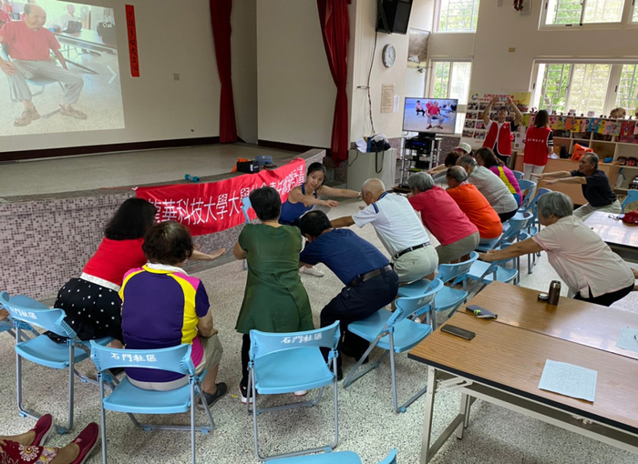 龍華科大蔡祐慈老師講演「活到老練到老 瑜珈運動」,社區里民踴躍出席參與。