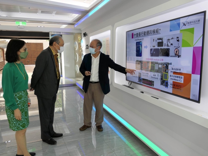 黃根和發行人參觀（5G）行動通訊模組測試與調校類產業環境工廠。