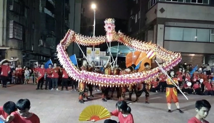 龍華科大宋江陣社團龍隊和鼓陣浩蕩領軍,沿街表演傳統藝陣,熱鬧歡騰。