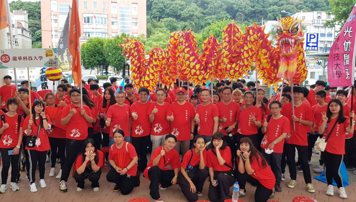 龍華科大260多位師生共襄盛舉,陣容堅強。