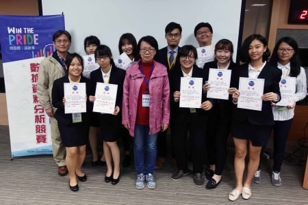 2018「Win the PRIDE」競賽,大學組所有獲獎人與評審合影。