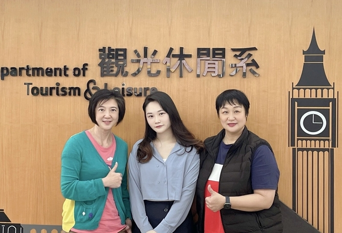 王思晴特別感謝班導師黃斐馨(左1)，以及專題老師辛麗華，引導她走上自己的人生軌道。