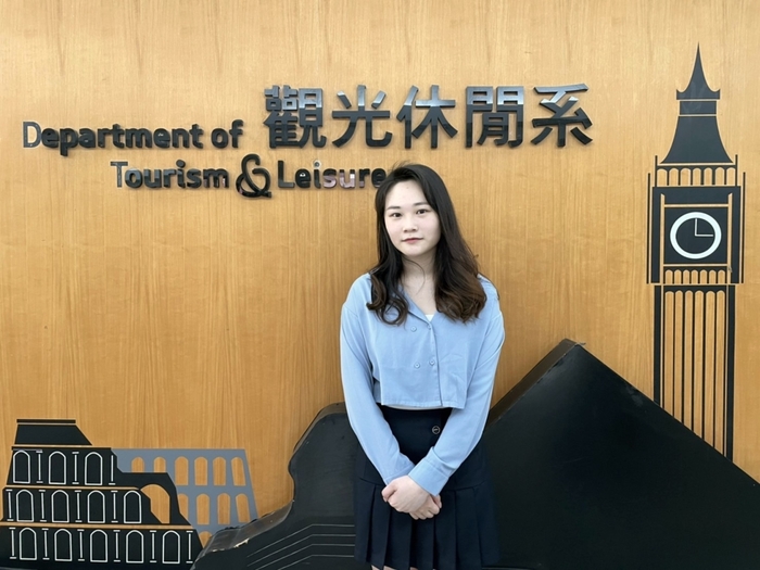 龍華科大觀光休閒系學生王思晴，獲英國格拉斯哥大學永續觀光與全球挑戰研究所入學通知。