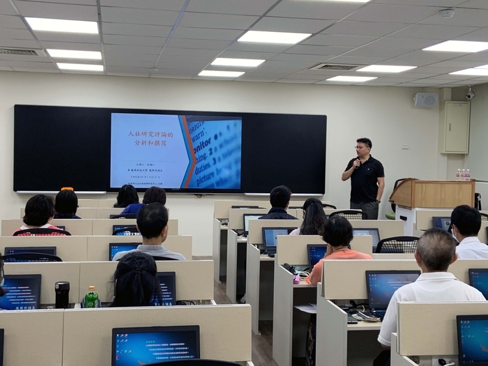 劉教授分享評論性研究技巧、勉勵大家精益求精雨,研習人員討論熱烈。