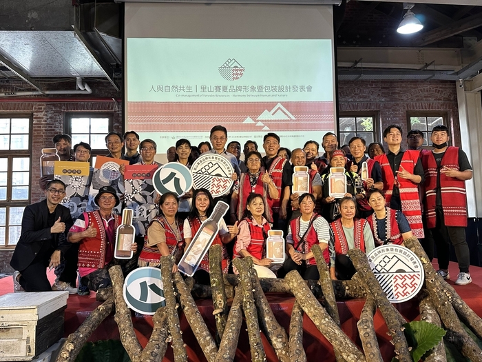 The collaboration between the Department of Cultural Creativity and Design at Lunghwa and indigenous tribes optimizes the brand recognition of "PakaSan" and product packaging design. (from Hsinchu Branch, Forestry and Nature Conservation Agency)