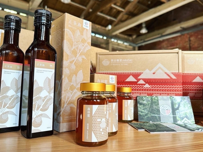 以部落語言轉譯的產品「娃哇樂」森林蜜，是賽夏族語「甜又純」的意思來命名，期盼商品化後實質創造部落收益。圖片