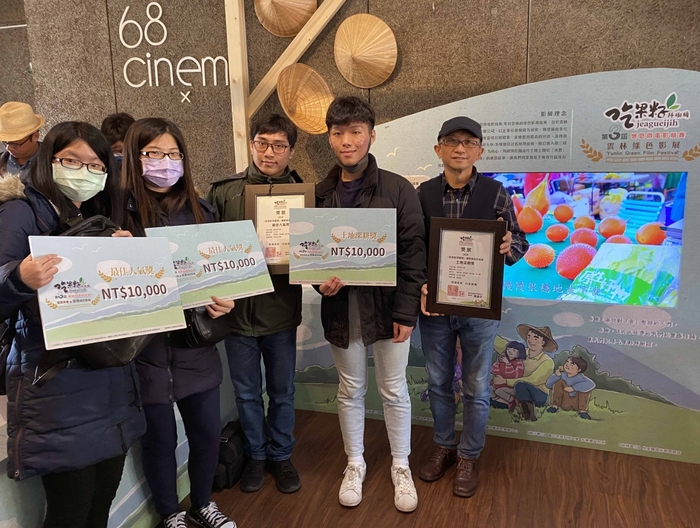 第三屆「吃果籽拜樹頭」感恩微電影競賽，龍華科大文創系學生團隊獲兩項大獎。圖片