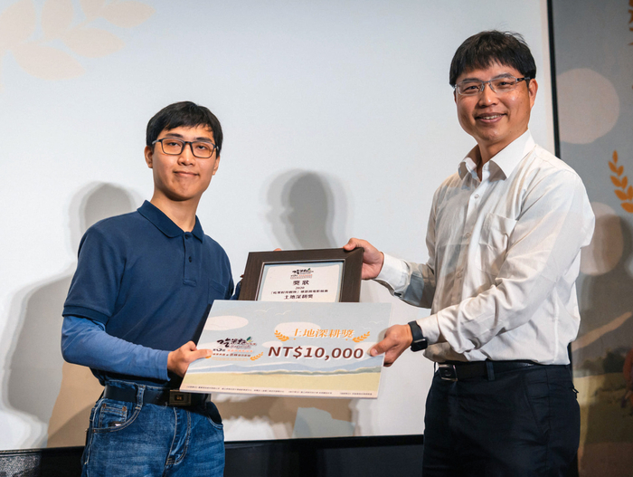 文創系學生以《尚天然ㄟ味!》奪土地深耕獎。圖片